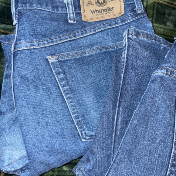 2 Pair Men's Wrangler Denim Blue Jeans 36 x 29 Relaxed Fit - Picture 2 of 6
